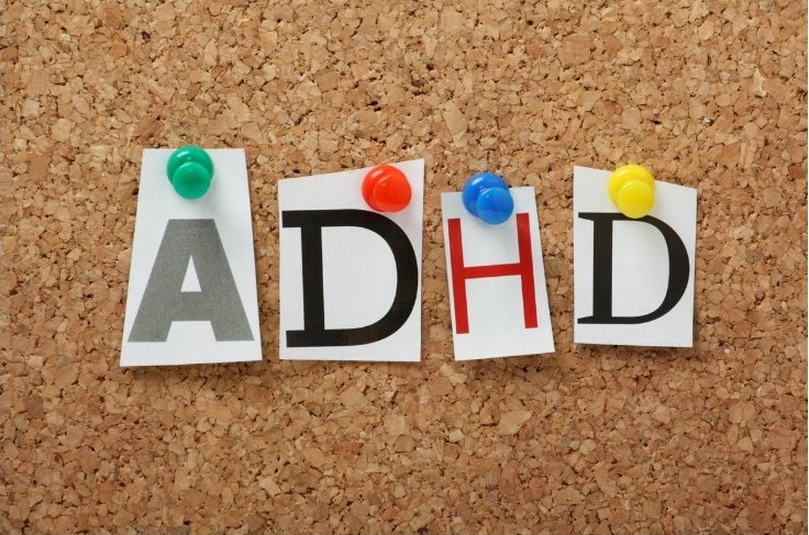bokstäverna ADHD fastsatta med pins på en anslagstavla