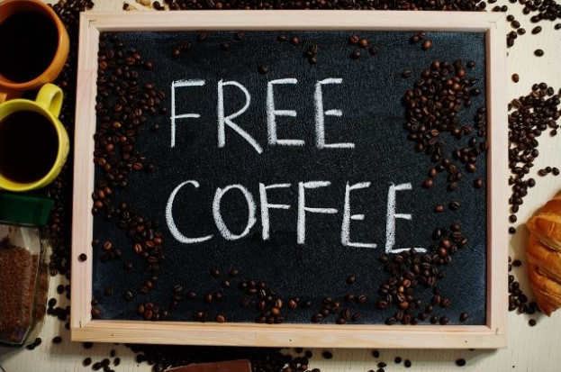 gratis kaffe skrivet på en skylt