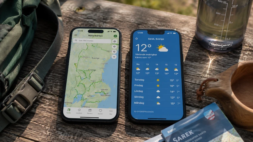 två mobiler visar varsin gratisapp för vandring och väder